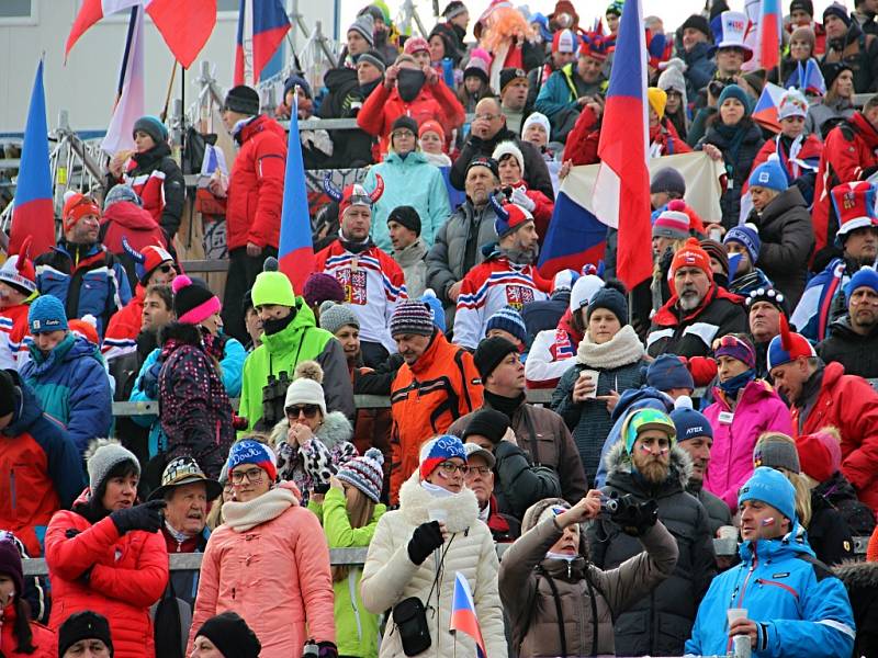 Biatlonoví fanoušci se v sobotu do Vysočina Areny začali přesunovat už čtyři hodiny před začátkem závodů. 