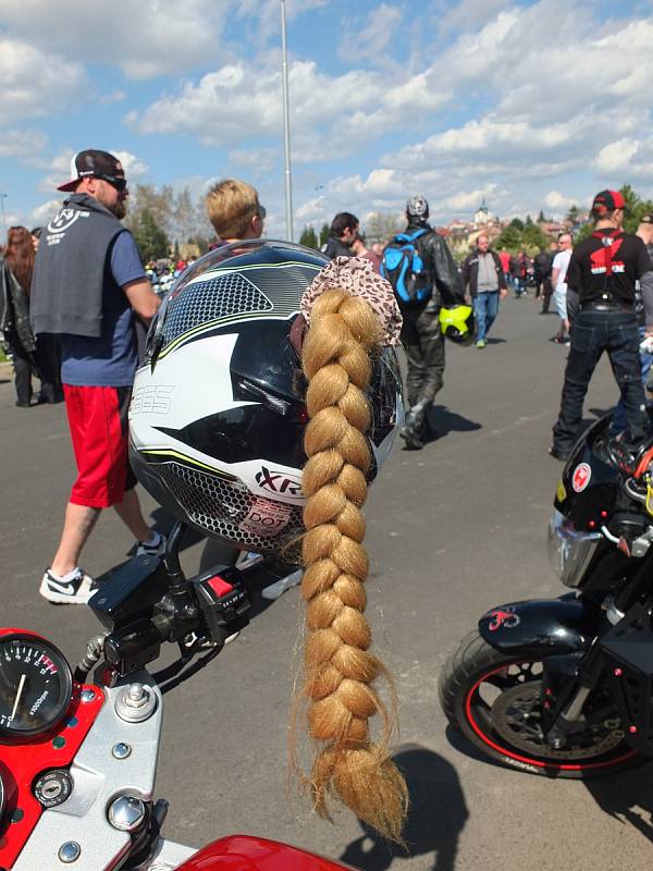 Rychlobruslařský ovál u žďárského zimního stadionu zaplnily stovky strojů. Motorkáři pak odtud vyrazili na vyjížďku, aby symbolicky otevřeli silnice.