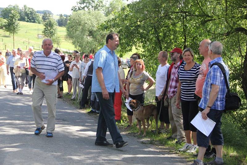 U Habří byl obnoven a požehnán dřevěný kříž.