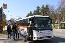 Autobus na Svratku, který vyjíždí ze Žďáru ve čtvrt na dvanáct, bude mimo jiné od pondělka do středy jezdit po objízdné trase přes Sněžné.