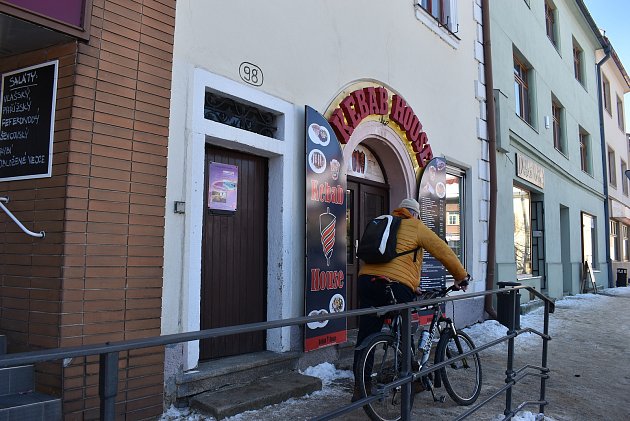 Blíží se biatlon a v centru Nového Města chybí restaurace. Ostuda, říkají místní