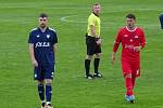 Fotbalisté Nového Města na Moravě (v modrém) naplnili papírové předpoklady a v nedělním okresním derby ve Velkém Meziříčí (v červeném) zvítězili 2:'0.