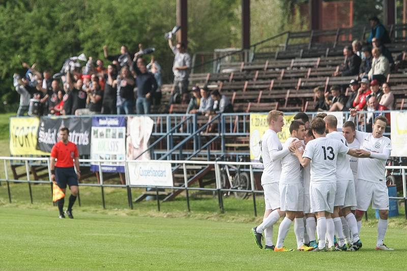 Pouťové derby mezi domácím Žďárem nad Sázavou (v bílém)  a Velkou Bíteší bylo rozhodnuté již po pětačtyřiceti minutách. FC Žďas vedl v poločase už 3:0, po změně stran pak přidal ještě další dvě branky.