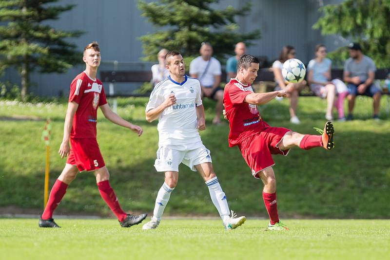 V utkání mezi rezervou Velkého Meziříčí (v červeném) a Okříškami (v bílém) se zrodil nerozhodný výsledek 1:1.