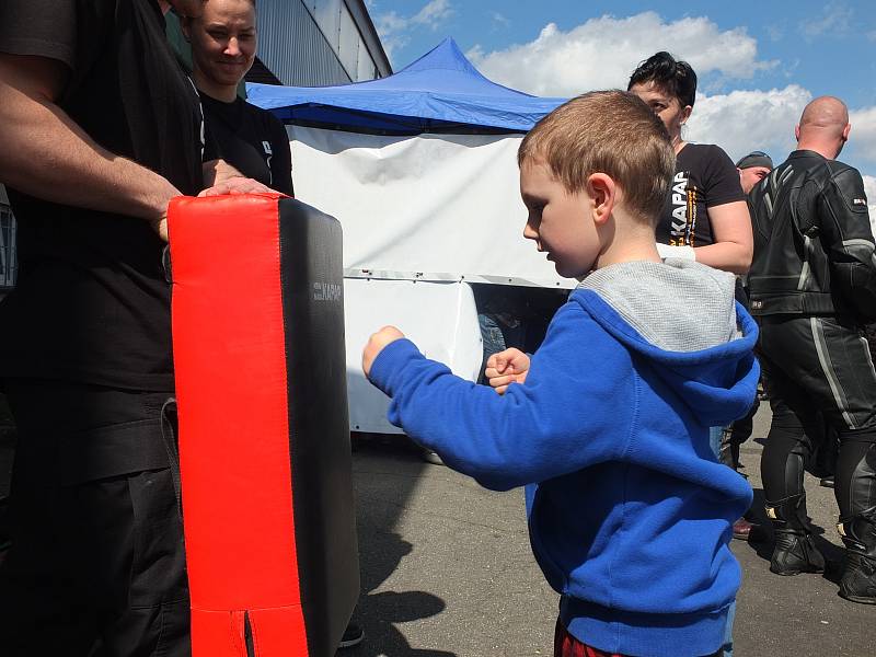 Rychlobruslařský ovál u žďárského zimního stadionu zaplnily stovky strojů. Motorkáři pak odtud vyrazili na vyjížďku, aby symbolicky otevřeli silnice.