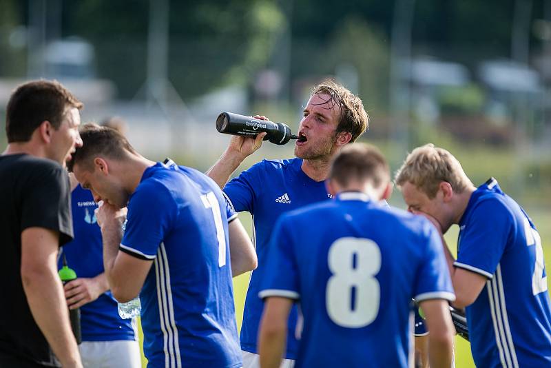 Ve finálovém klání letošního ročníku krajského poháru Vysočiny zdolali fotbalisté Nové Vsi (v modrých dresech) Rapotice (v zeleném) vysoko 6:2.