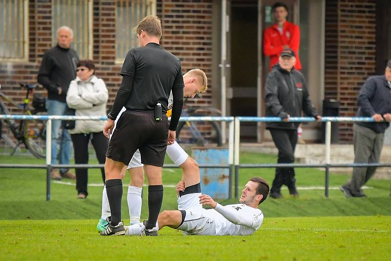 Fotbalisté FC Žďas Žďár (v bílém) se v neděli stali prvním klubem, který v tomto ročníku připravil o body juniorku Zbrojovky Brno (v červeném).