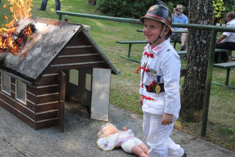 Rokytenští hasiči oslavili stopatnácté výročí. Oslavu zpestřil simulovaný zásah hasičských juniorů z Jam. Krásné půlkulaté „narozeniny“ členové místního i okolních sborů řádně zapili.