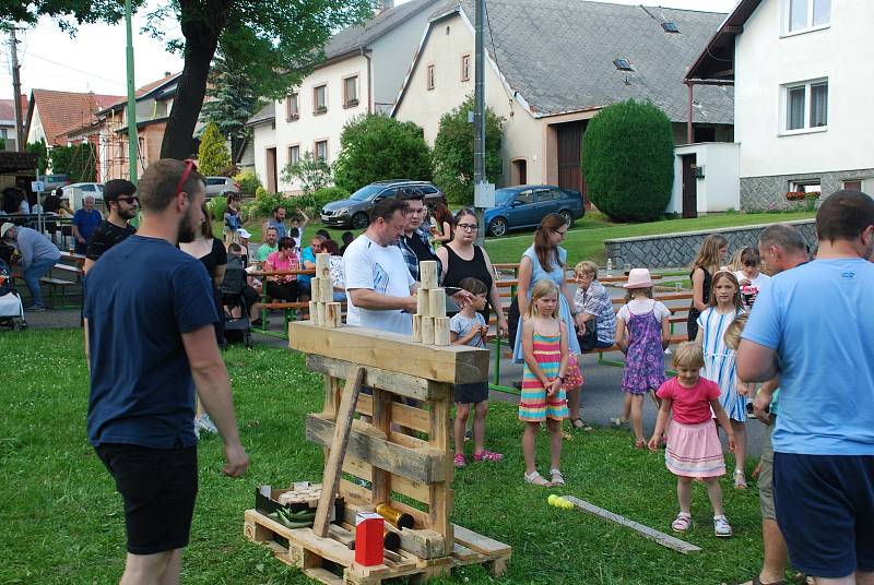 Kácení máje je v Jámách oblíbenou tradicí. Událost doprovází hudba i soutěže.