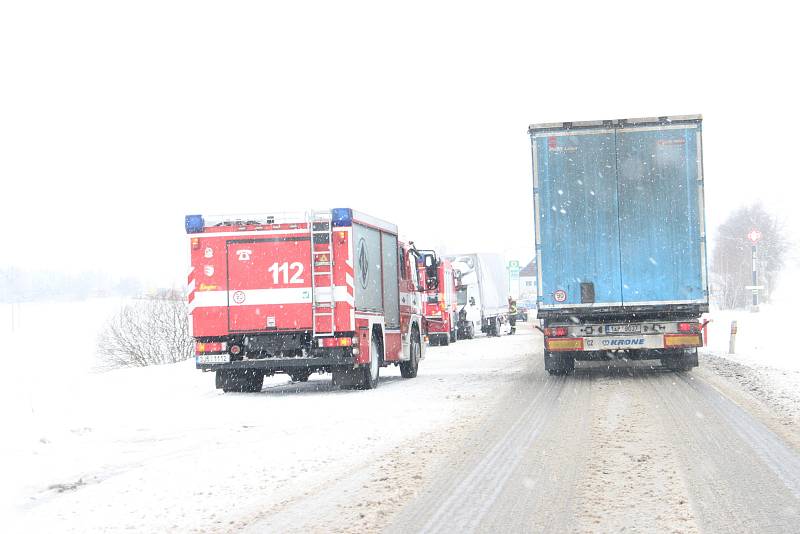 Nejvážnější dopravní nehoda se stala v pondělí ve 12:28 hodin na silnici u obce Škrdlovice na Žďársku. Jednalo se o čelní střet dvou vozidel.