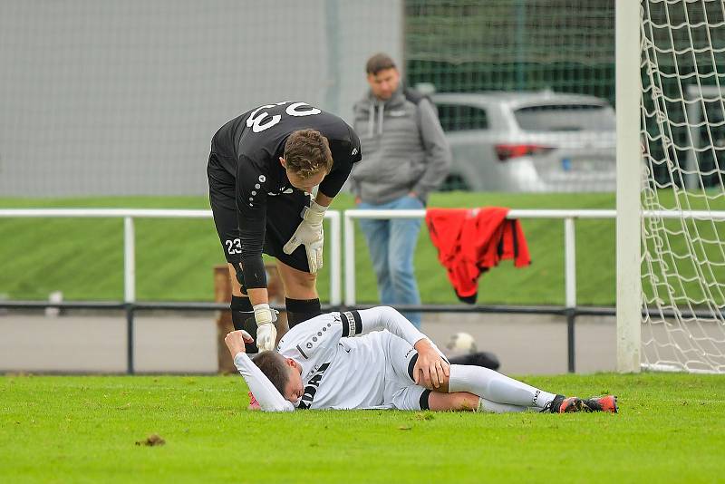 Tenisového kanára doma v neděli schytali fotbalisté Žďáru nad Sázavou (v bílém), když podlehli Hodonínu (v pruhovaném) vysoko 0:6.