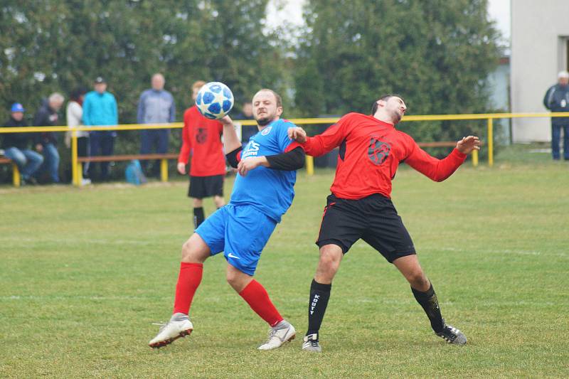 V utkání mezi hráči Koutů (v červených dresech) a Radešínské Svratky (v modrém) se body dělily.
