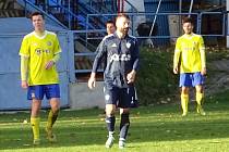 V předposledním podzimním kole moravskoslezské divize D si fotbalisté Vrchoviny (v modrém) body s Velkou Bíteší (žluté dresy) podělili.