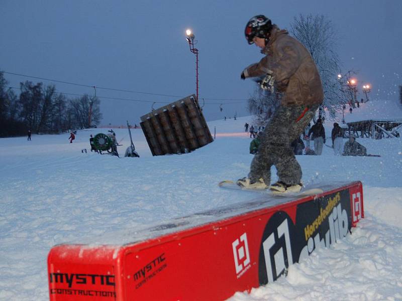 Příznivci adrenalinové jízdy na lyžích či snowboardu si nyní mohou vyzkoušet své dovednosti v nově otevřeném snowparku na Fajtově kopci.