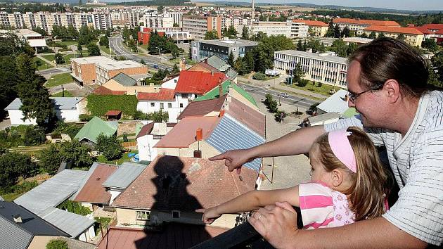 V sobotu 14. května budou mít dospělí i děti možnost vystoupat po schodech věže kostela svatého Prokopa až na její ochoz a spatřit Žďár z výšky 35 metrů. 