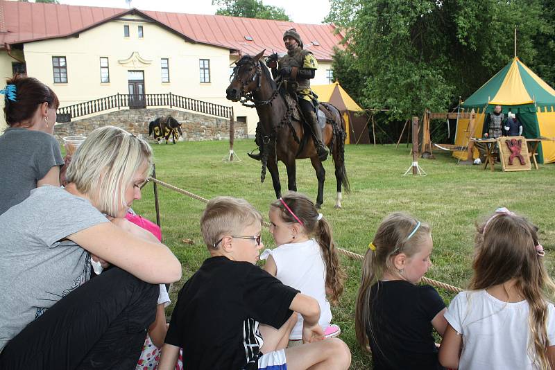 Naučná stezka kolem Konventského rybníka ve Žďáře nad Sázavou se na nedělní odpoledne proměnila v pohádku. Na zhruba dva a půl kilometrech stezky se děti i jejich rodiče potkali s bílou paní, vodníkem a vodnicí, ježibabou v perníkové chaloupce, vílami, tr