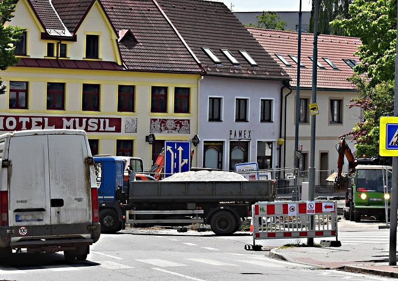 Dopravní situaci v Novém Městě na Moravě komplikuje výstavba nové okružní křižovatky, která propojí ulice Masarykova, Soškova a Křičkova.