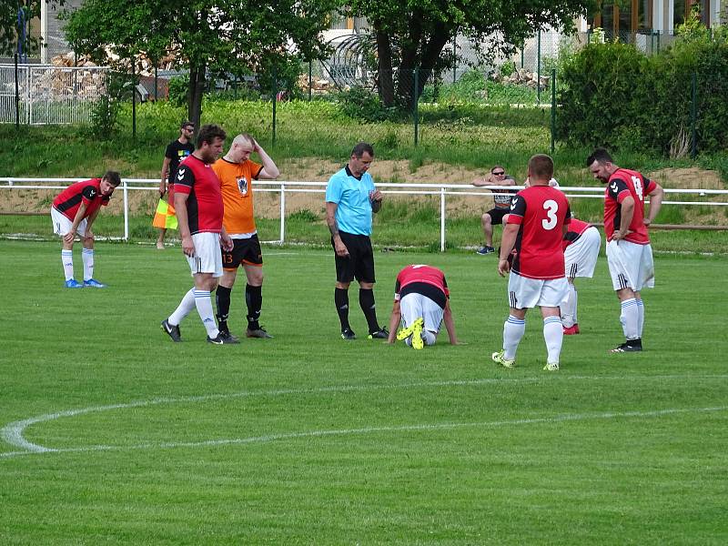 Okresním přeborníkem na Žďársku jsou v sezoně 2021/2022 fotbalisté Křižanova (v oranžových dresech). Rozhodli o tom sobotní remízou 2:2 proti rezervě Nové Vsi.