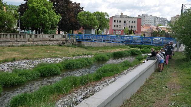 Lidé z Velkého Meziříčí se mohou těšit na náplavku. Lávka musí rok počkat