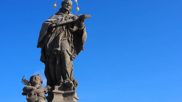 Stav sochy svatého Jana Nepomuckého ve Vojnově Městci po komplexním zrestaurování.