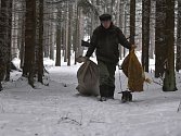 Vzhledem k napadanému sněhu myslivci nyní chodí do lesa pravidelně nejen s léky, ale i s krmením. Na snímku z konce ledna je při každodenní obchůzce krmelců zachycen Lubomír Vyhlídal z Mrákotína na Jihlavsku. 