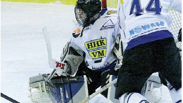 Branku Velkého Meziříčí hájil v nedělním derby s Pelhřimovem Petr Hrachovina, novou jedničkou Horáckého hokejového klubu by se však měl stát Tomáš Malý.