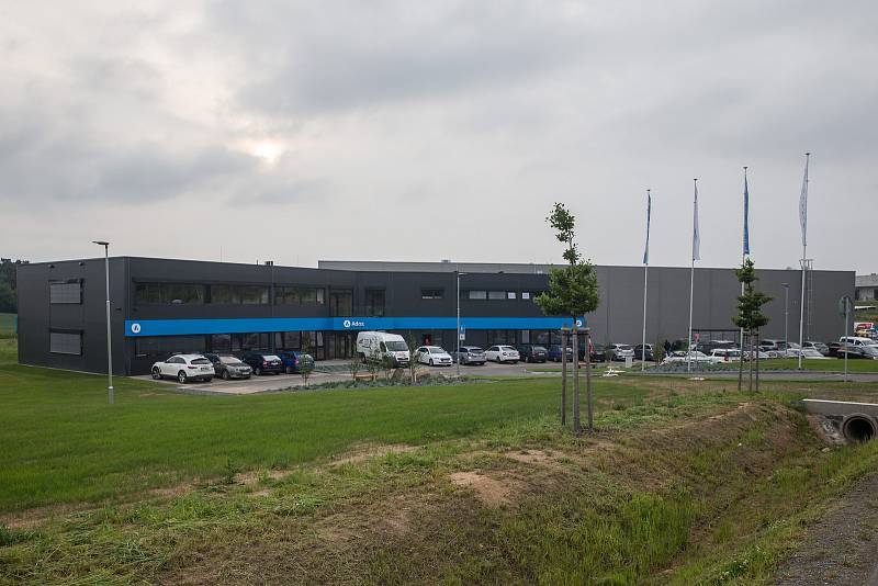 Slavnostní otevření nové výrobní haly firmy Adoz v Bystřici nad Perštejnem.