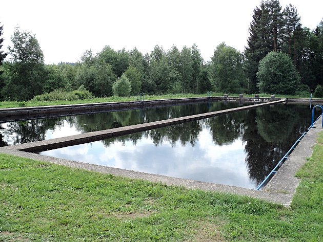 Léto lákalo ke koupání, čáru přes rozpočet Svrateckým udělal pramen