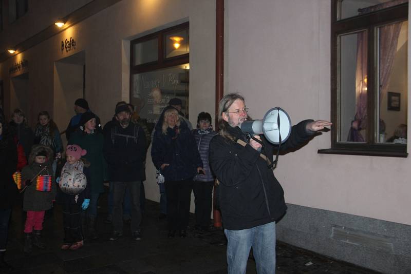 Zástupci Žďáru nad Sázavou ve čtvrtek večer slavnostně odhalili desku připomínající Den boje za svobodu a demokracii.