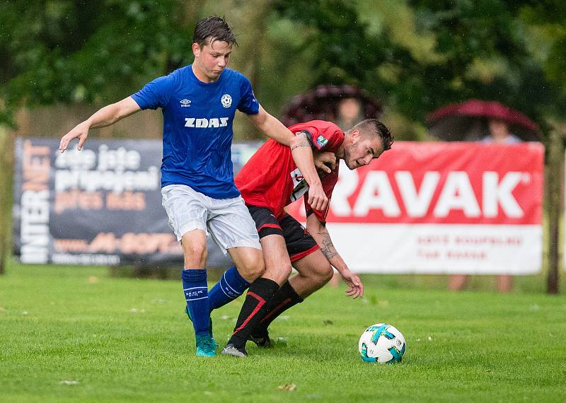 Fotbalisté Žďáru (v modrých dresech) v sobotu zdolali Bystřici těsně 1:0.