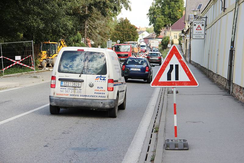 Osmdesát osm dní bude trvat omezení provozu v Santiniho ulici ve Žďáře nad Sázavou, které začalo 6. září. Dopravu tam zpomalují přenosné semafory.