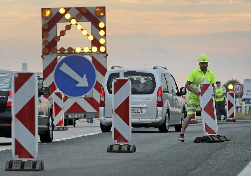 Demolici předcházela nutná uzavírka dálnice D1. Doprava byla odkloněna na objízdnou trasu ve 20   hodin s předpokládaným obnovením provozu kolem desáté hodiny dopolední.