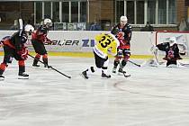 Na úvod další druholigové sezony pokřtili hokejisté Žďáru (v tmavém) vítězně své nové dresy. Ve středu doma zdolali Moravské Budějovice 4:2. 
