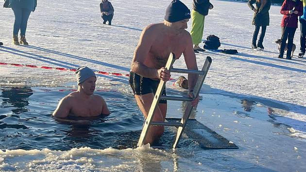 Ledové koupání v Medlově: chodidla otužilcům přimrzala k ledu