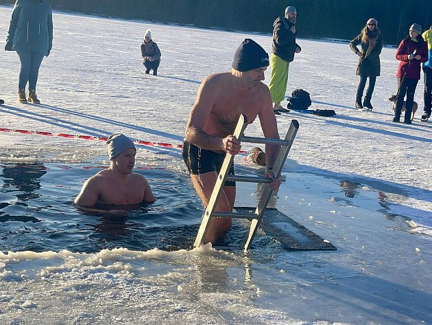 Ledové koupání v Medlově: chodidla otužilcům přimrzala k ledu
