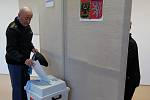 Volební místnosti se ve Žďáře nad Sázavou začaly plnit voliči hned po jejich otevření.