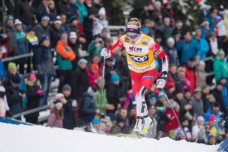 Ohlédnutí za Zlatou lyží 2020. Vítězka Therese Johaugová stíhacím závodě žen na 10 km klasicky v rámci Světového poháru v běhu na lyžích.