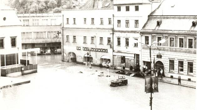 Obyvatelé Velkého Meziříčí poznali nebezpečí toků Balinky a Oslavy na vlastní kůži několikrát. Například při povodni v roce 1985 bylo zaplaveno i tamní náměstí. Vypráví o tom i televizní dokument.