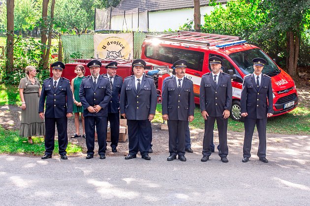 Bystřičtí hasiči přijeli pozdě na oslavu do Olešné. Pomáhali u převráceného auta