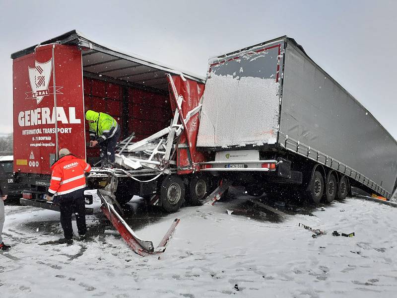 Hromadná nehoda osmi kamionů a tří osobních vozidel na dálnici D1 u Měřína.