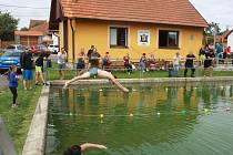 V Jívoví se uskutečnily premiérové plavecké závody, k radosti domácího publika zvítězil v mužské kategorii místní Josef Láznička.