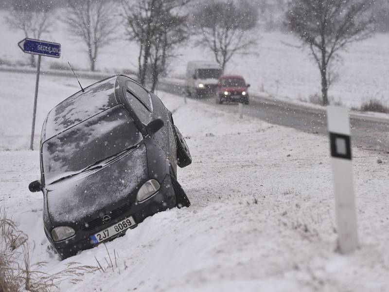 Čerstvý sníh komplikoval dopoledne 1. prosince dopravu po celé Vysočině. Na snímku je dopravní nehoda nedaleko Třeštice na Jihlavsku.