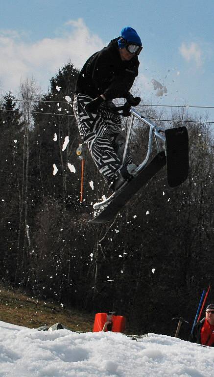 Návštěvníky Fajtova kopce u Velkého Meziříčí čekala opět velká podívaná v podobě Horsefeathers Velké louže a Jib & Jump best trick session. 