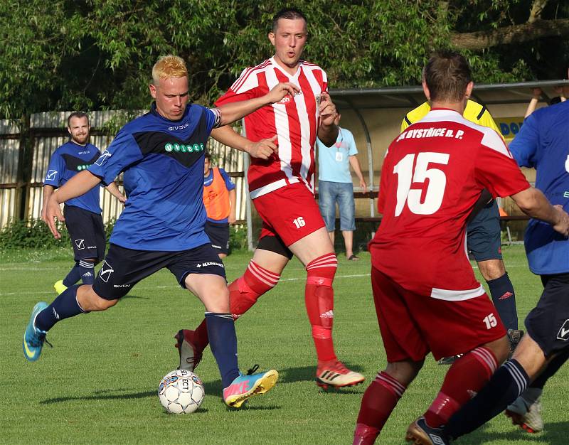 V posledním kole fotbalisté Bystřice (v červeném) zdolala Přibyslav (v modrém) 6:3.