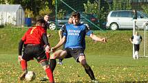 Osm kol vydržela v letošním  ročníku I. A třídy – skupiny B neporazitelnost fotbalistů Herálce (v modrém). Padli až v derby na hřišti nováčka z Moravce 1:2 (v červeném).