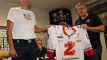 Součástí charitativní akce Plameny hrají pro věž byla také dražba speciálně vyrobeného dresu hokejistů Žďáru, který byl představen na předsezonní tiskové konferenci.