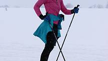 Na běžecké trasy v okolí Žďáru nad Sázavou vyrazilo v sobotu navzdory sněžení množství nadšených lyžařů.