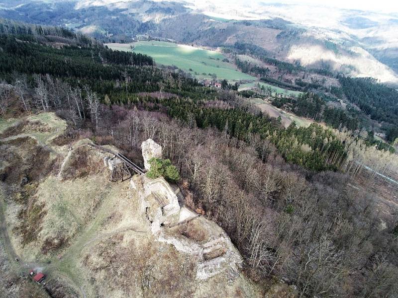 Podívejte se na krásné výhledy na hrad Zubštejn a okolí z ptačí perspektivy.