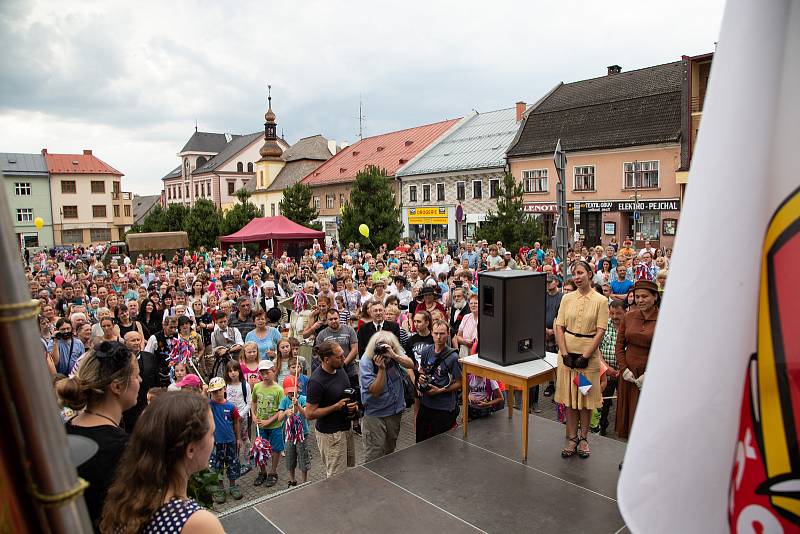 Téměř na den přesně se do Nového Města na Moravě vrátil po devadesáti letech první československý prezident Tomáš Garrigue Masaryk. Novoměští ho v sobotu při městských slavnostech Nova Civitas přivítali stejně jako 17. června 1928 – chlebem a solí. FOTO: 