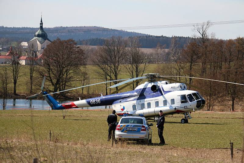 Vrtulník, který dopravil hlavu státu na pohřeb jeho blízkého přítele, přistál na louce u Černého rybníka poblíž obce Vysoké.